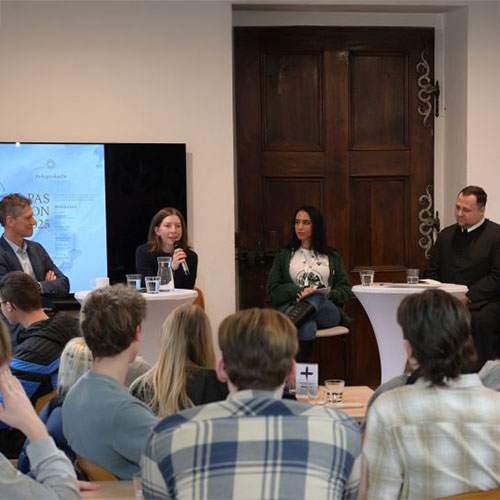 Café Talk mit Dr. Elisabeth Höftberger und Schüler+innen aus Salzburg