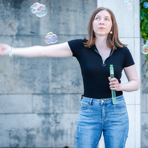 Dr. Elisabeth Hötberger - Theologin-Erste Hilfe für die Hoffnung beim Science Slam der Universität Salzburg